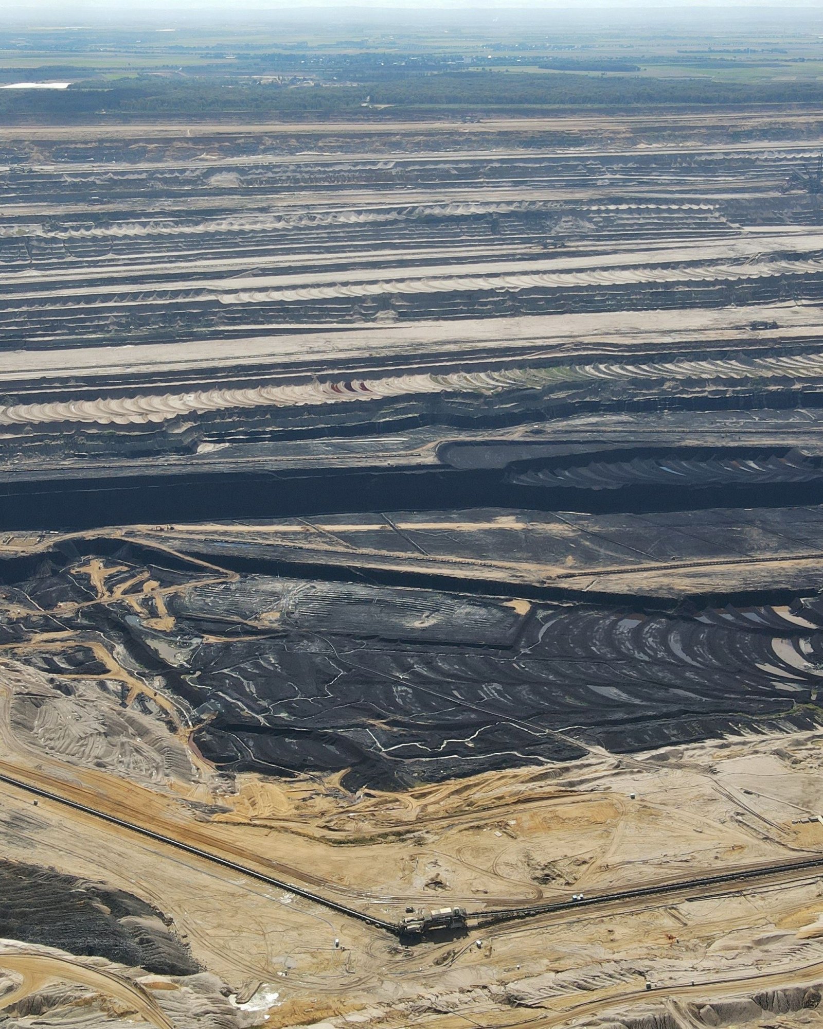 Vista aérea de una extensa zona minera industrial