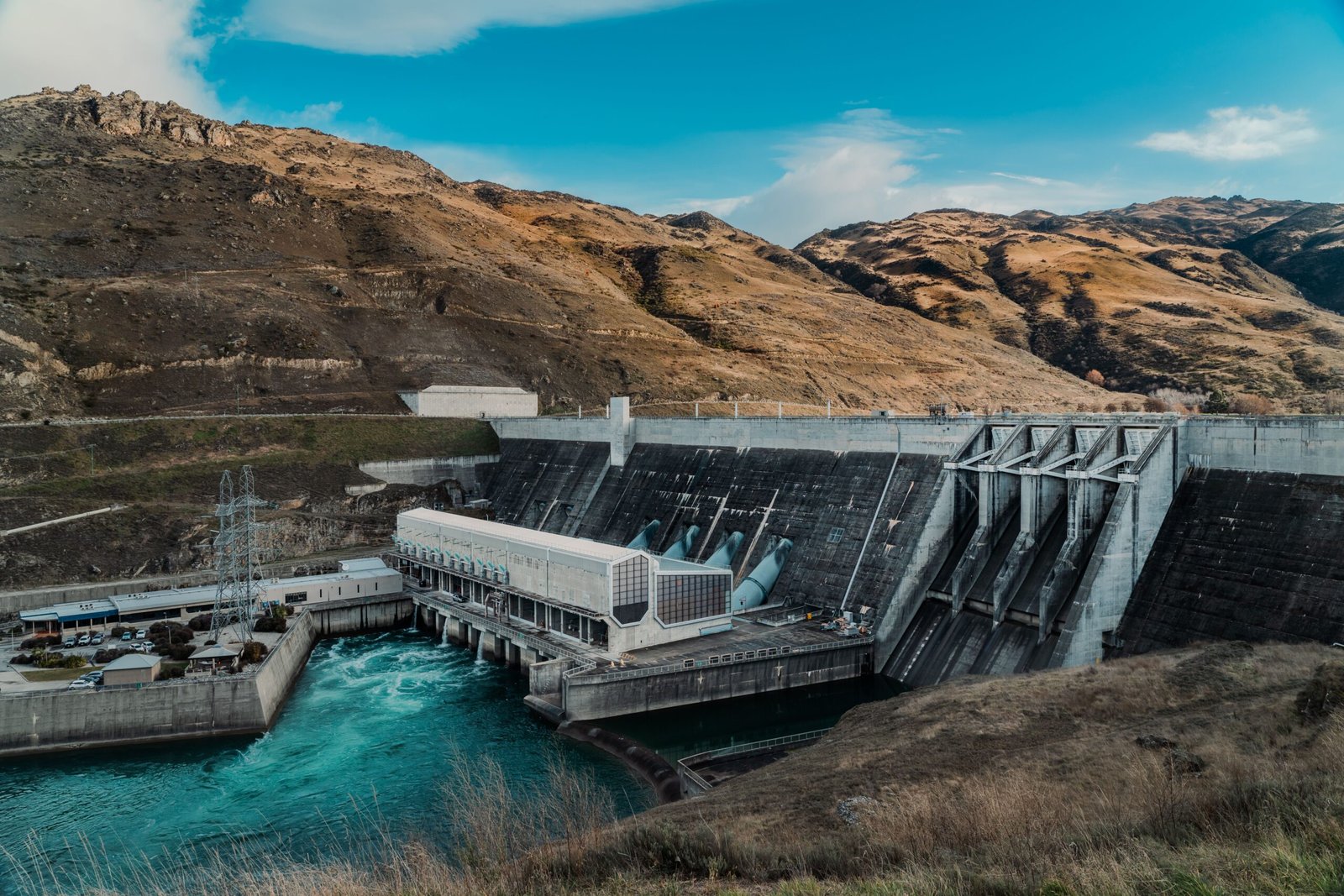 Gran represa hidroeléctrica con embalse de agua