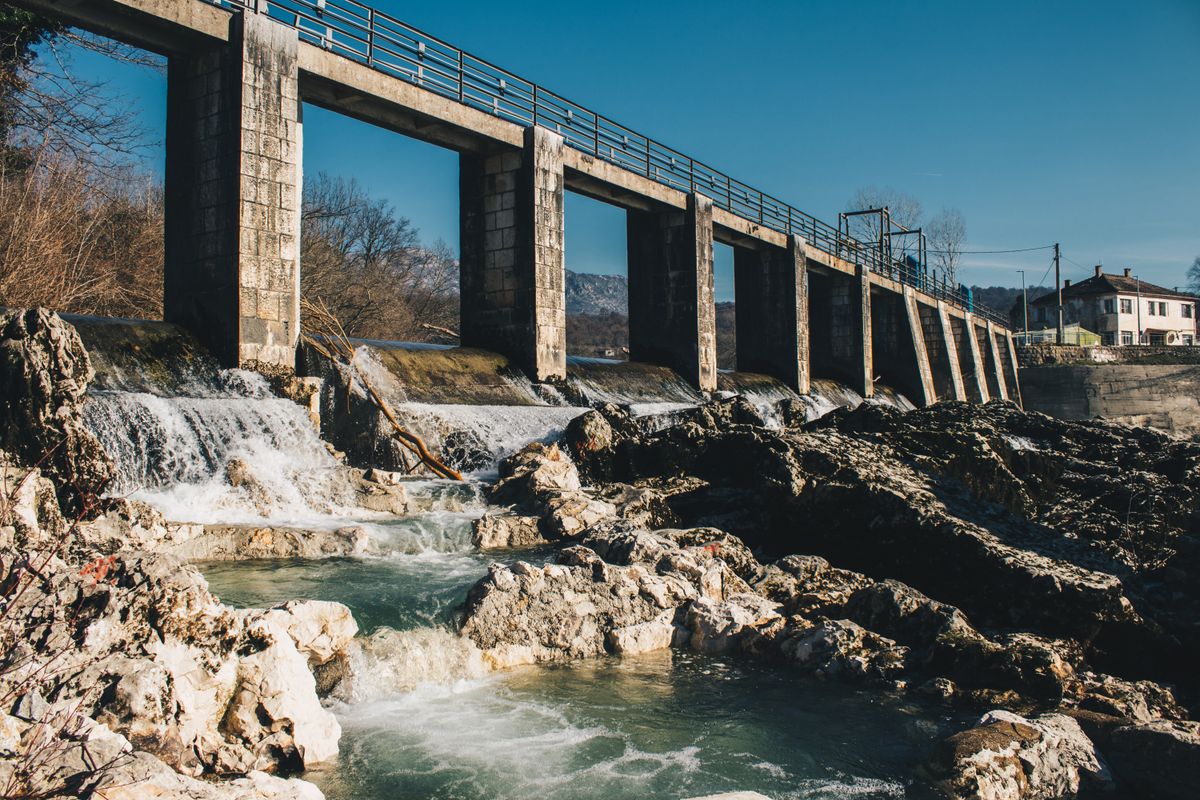 Tipos de energías renovables: cuáles son y ejemplos 5 Presa hidroeléctrica con agua en movimiento