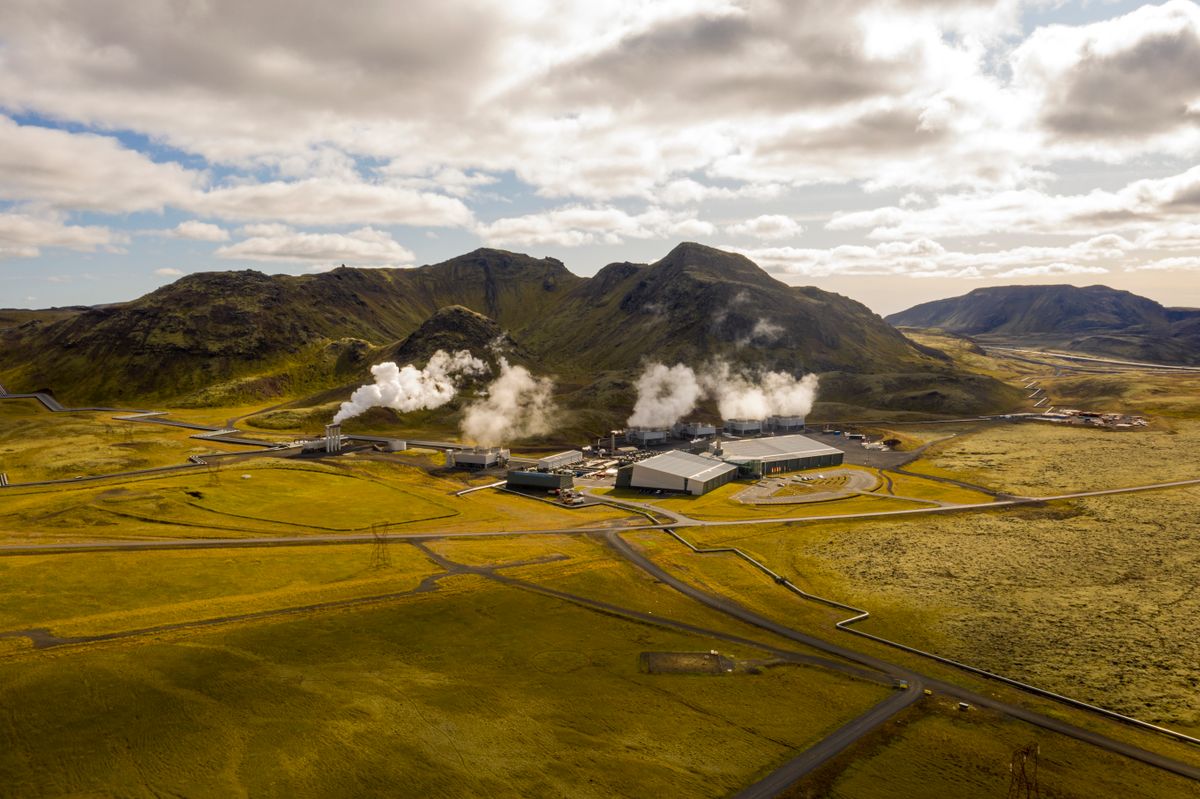 Tipos de energías renovables: cuáles son y ejemplos 6 Central geotérmica de Hellisheidi en Islandia con vapor