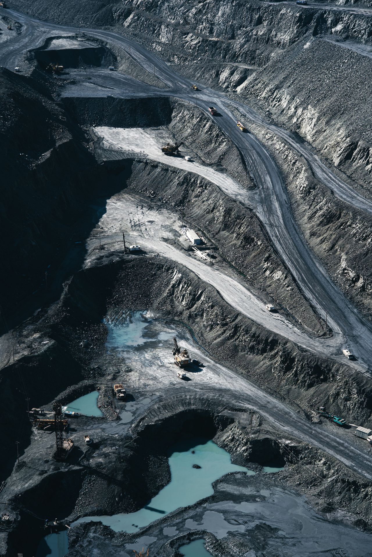 Tipos de recursos naturales: clasificación y ejemplos 5 Mina a cielo abierto con maquinaria industrial vista aérea