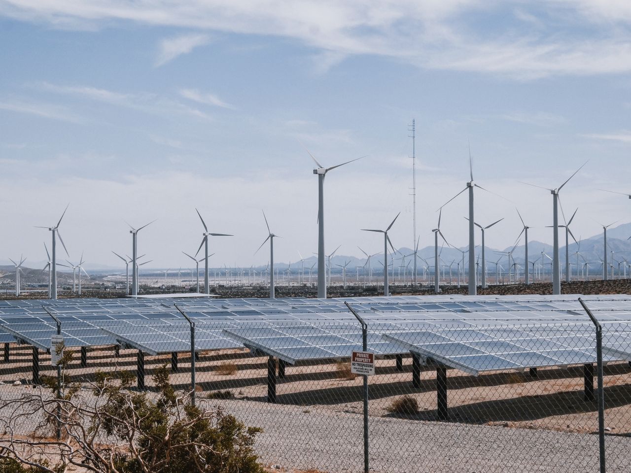 Tipos de recursos naturales: clasificación y ejemplos 2 Aerogeneradores y paneles solares en un parque de energía renovable