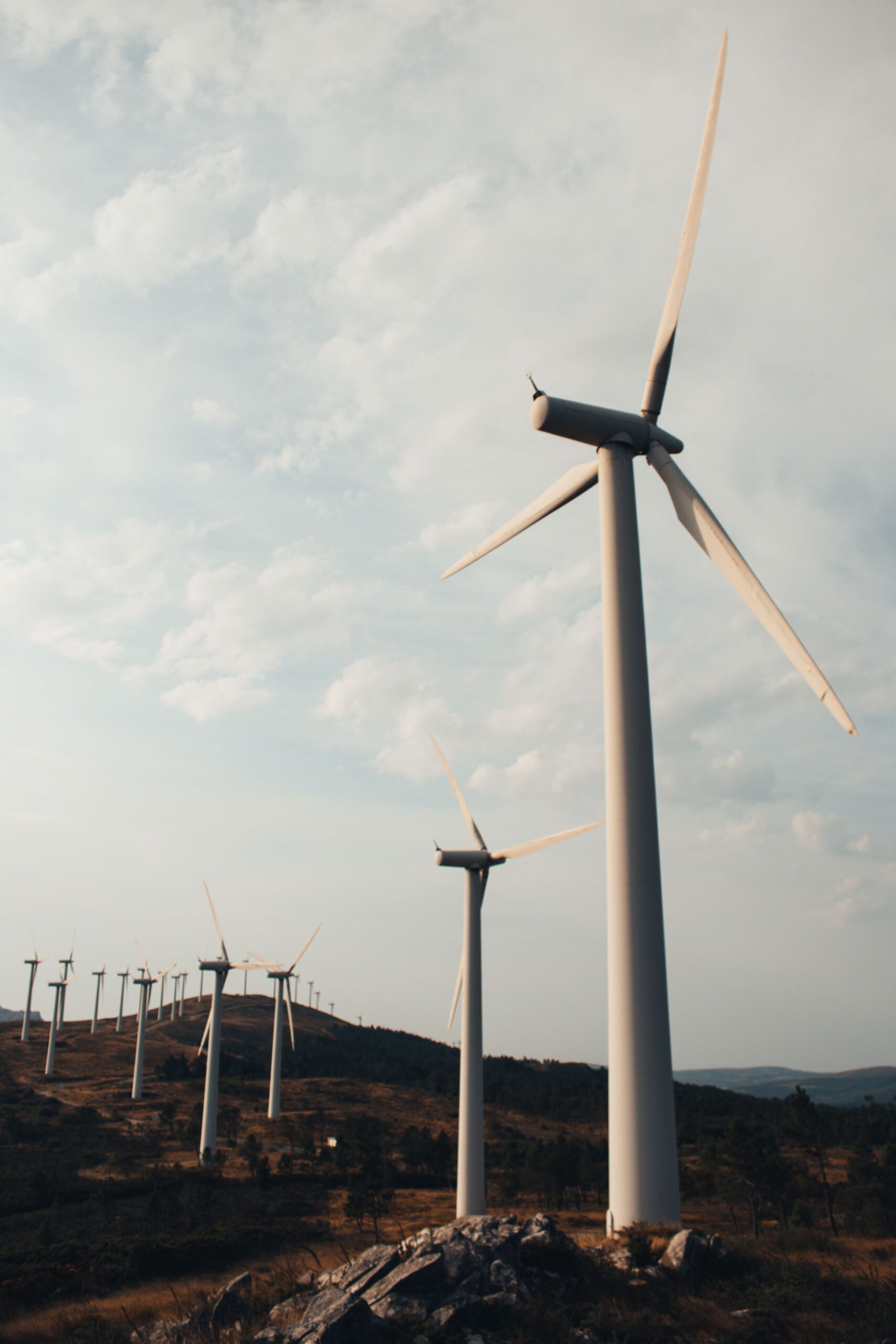 Transición energética: qué es y cómo avanza el mundo 4 Turbinas eólicas sobre colina generando energía renovable
