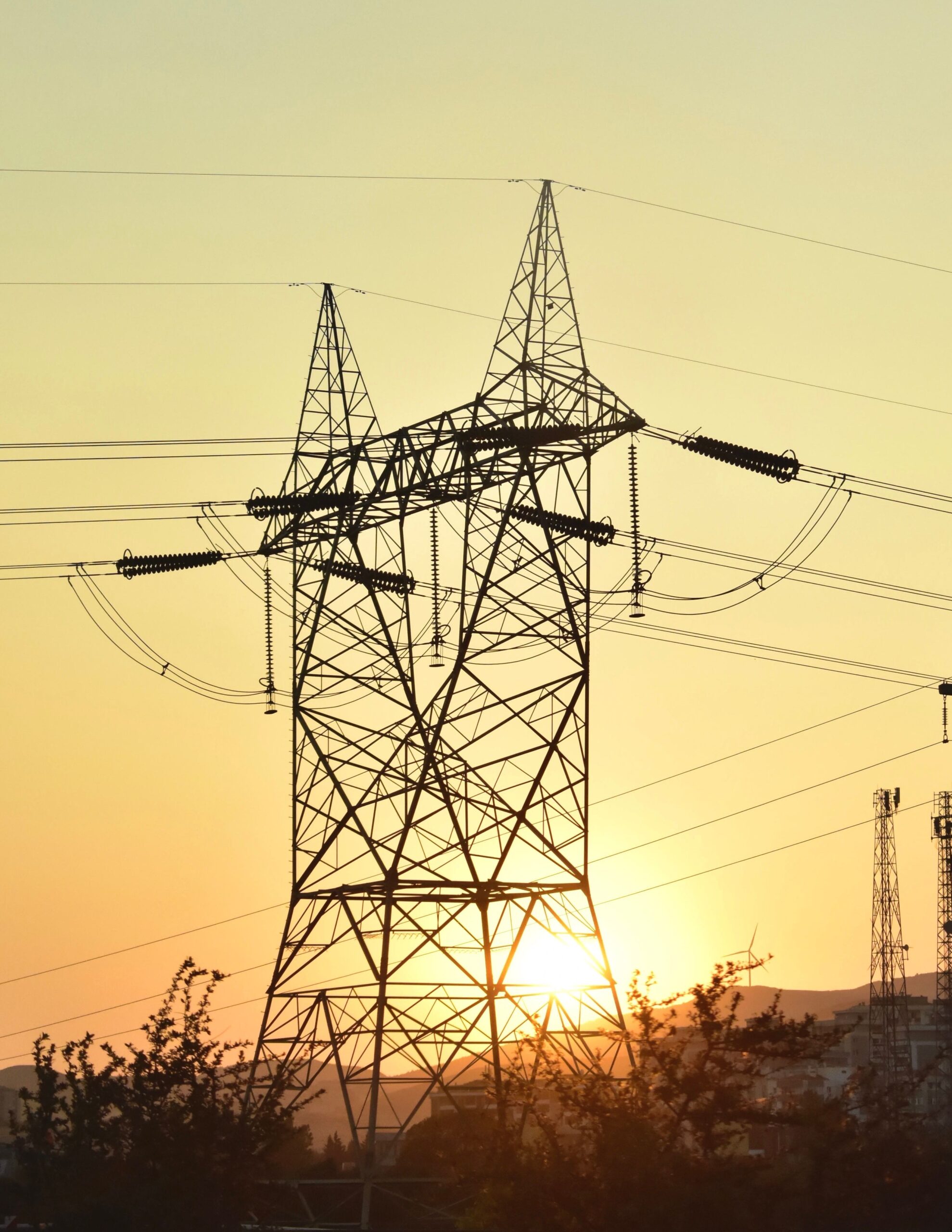 Transición energética: qué es y cómo avanza el mundo 6 Líneas de alta tensión al atardecer infraestructura eléctrica