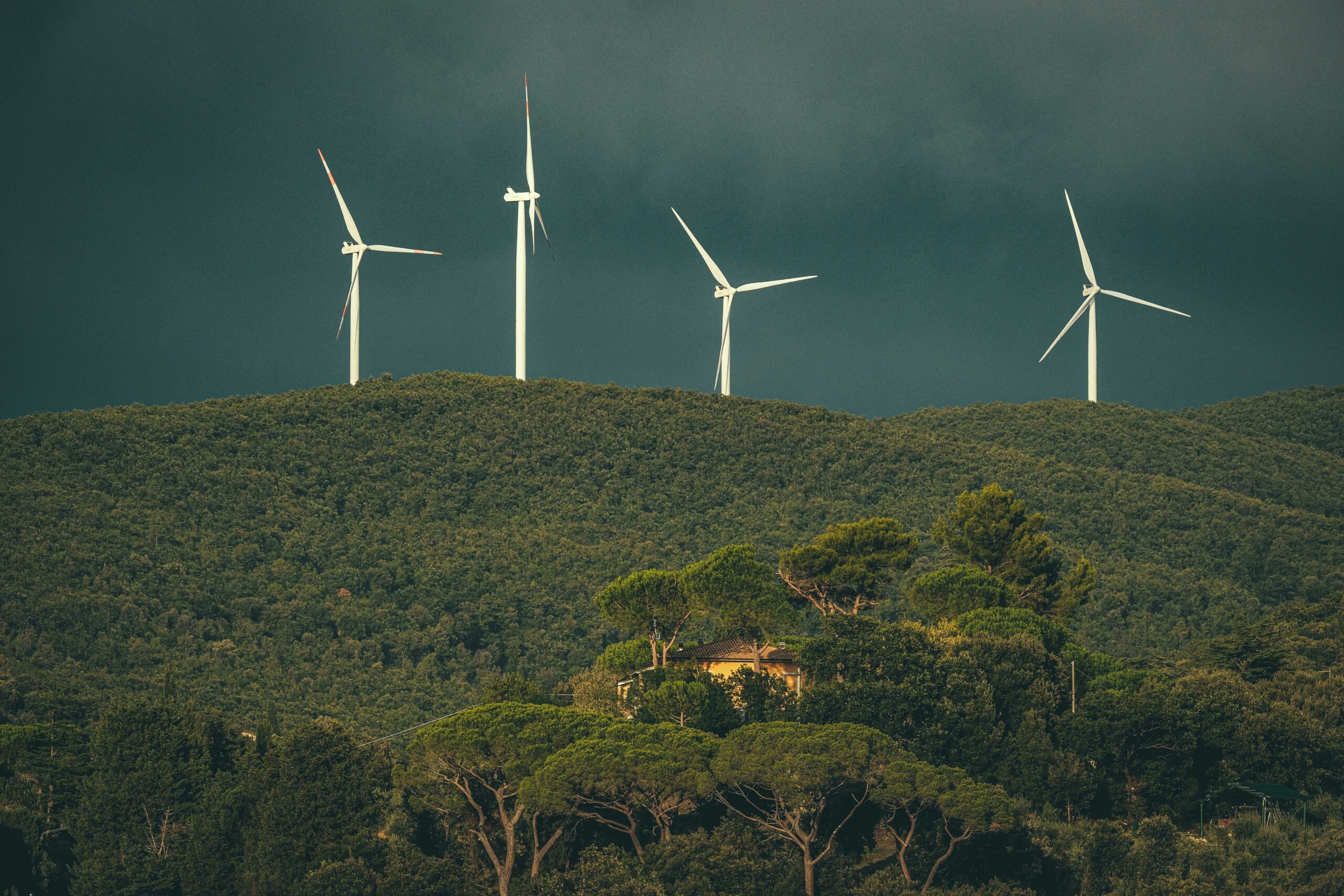 Ventajas y desventajas de las energías renovables 3 Aerogeneradores sobre colinas verdes generando energía renovable