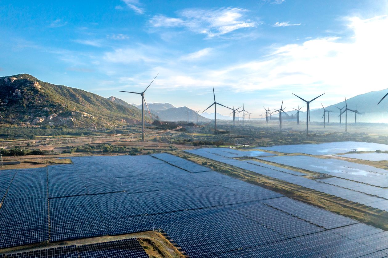 Ventajas y desventajas de las energías renovables 6 Aerogeneradores y paneles solares en transición energética